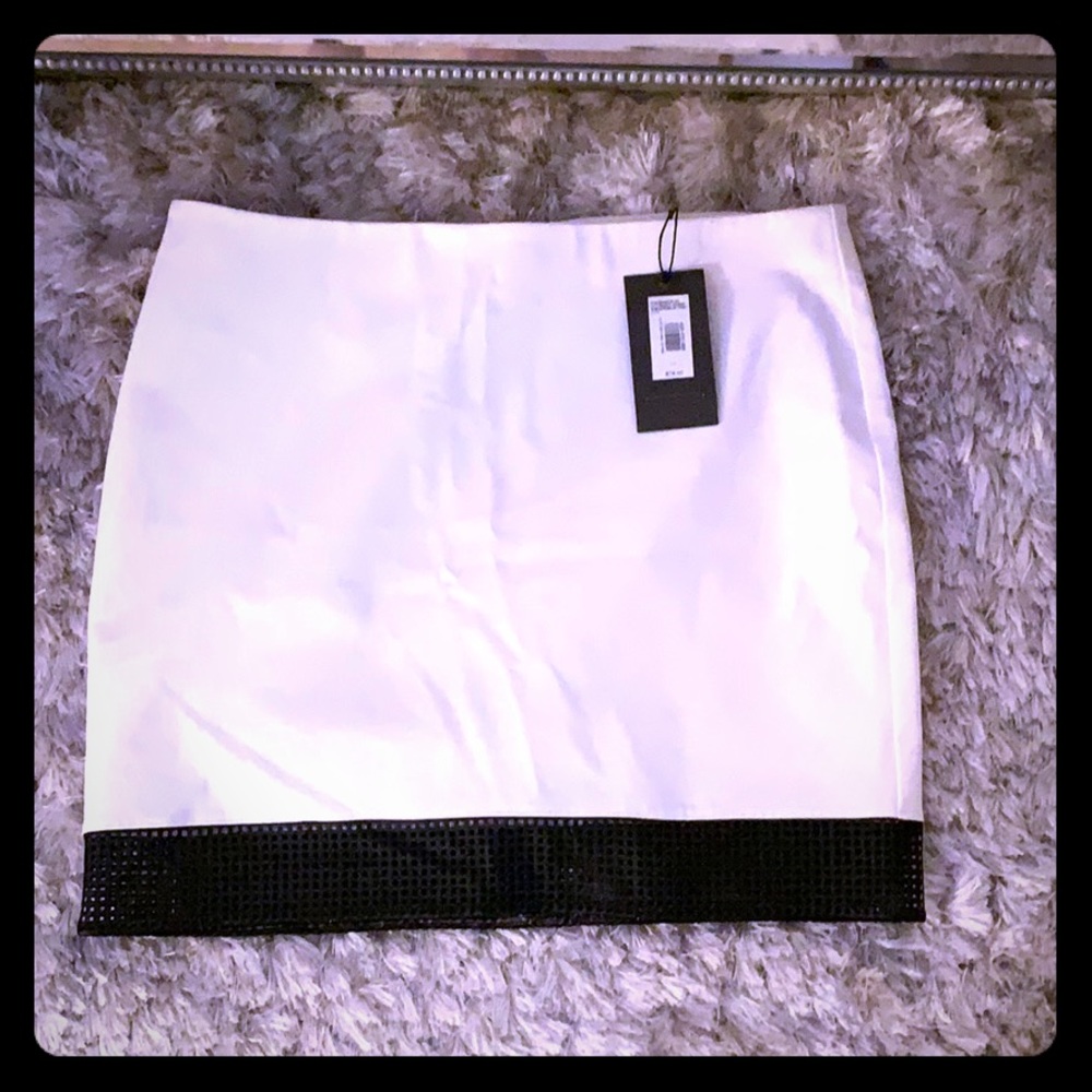 Stylish white skirt with sexy mesh bottom banding➖